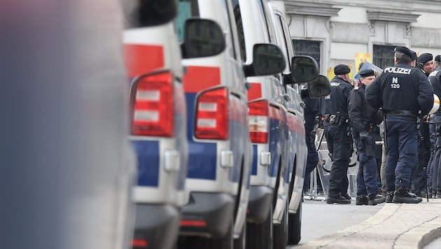 Immer wieder kommt es in Wien zu Demonstrationen der rechtsextremen Identitären. Die Polizei ...