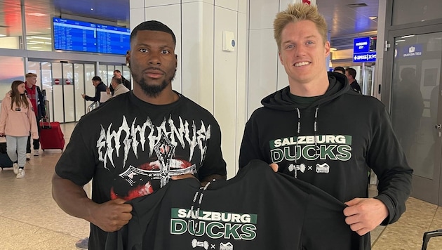 Neo-Ente Andre Blackett Jr. (Li.) mit Ducks-Sportboss Yannick Mayr.