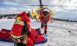 Die Schwerverletzte wurde vom Notarzthubschrauber in die Klinik geflogen (Symbolbild).