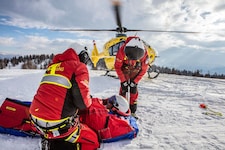 Die Schwerverletzte wurde vom Notarzthubschrauber in die Klinik geflogen (Symbolbild).