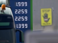 Höhere Rohstoffpreise schlagen sich schnell an den Tankstellen nieder.