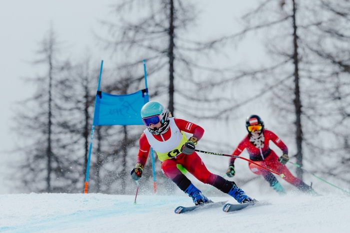 Lilly Sammer und Veronika Aigner fuhren gleich im ersten Abfahrtstraining die Bestzeit.