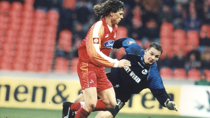 Georg Koch im Jahr 1997 als Bielefeld-Keeper gegen Toni Polster (damals 1. FC Köln)