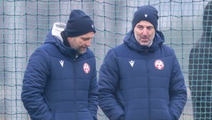 GAK-Trainer Ferdinand Feldhofer (li.) ist am Sonntag in Tirol gesperrt. Assistent Joki Standfest ...