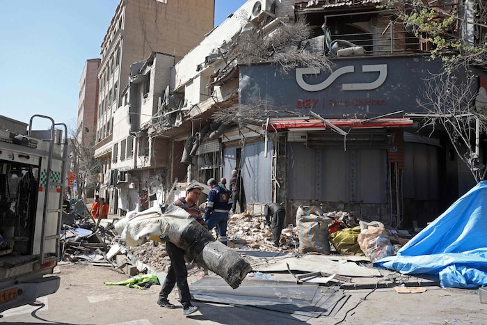 Anwohner inspizieren Schäden nach Luftschlägen gegen Teheran.