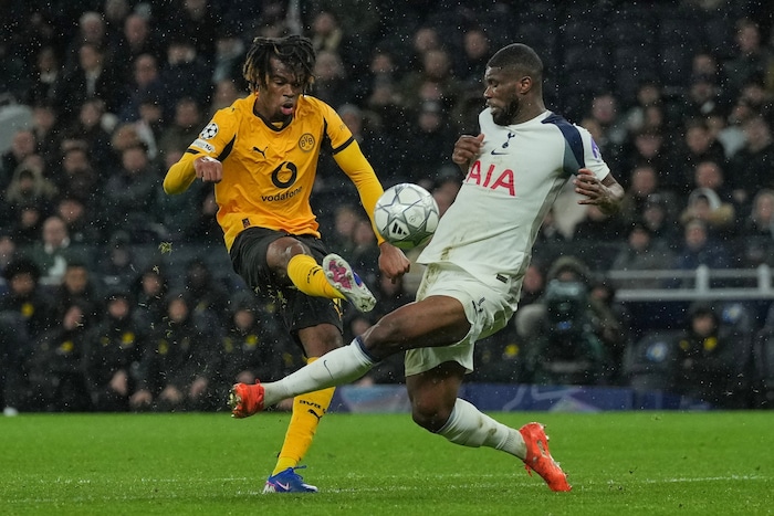 Carney Chukwuemeka (l.) im Zweikampf mit ÖFB-Verteidiger Kevin Danso