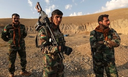 Kurdische Peschmerga-Kämpfer, verbündet mit der Partei der Freiheit Kurdistans im Norden des ...