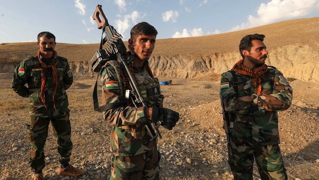 Kurdische Peschmerga-Kämpfer, verbündet mit der Partei der Freiheit Kurdistans im Norden des ...