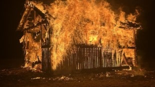 Mitten in der nacht ging ein Stadl in Tirol plötzlich in Flammen auf.