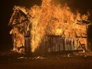 Mitten in der nacht ging ein Stadl in Tirol plötzlich in Flammen auf.