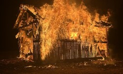 Mitten in der nacht ging ein Stadl in Tirol plötzlich in Flammen auf.