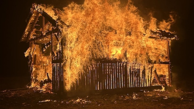 Mitten in der nacht ging ein Stadl in Tirol plötzlich in Flammen auf.