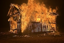 Mitten in der nacht ging ein Stadl in Tirol plötzlich in Flammen auf.