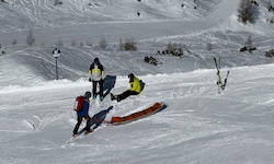 Ein Mann wurde durch den Skiunfall schwer verletzt.