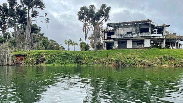 Ehemaliges Sommerhaus von Pablo Escobar am Ufer des Stausees Penol-Guatape.