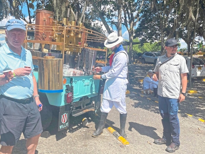 Und wer hier einen „Tinto“ bestellt, bekommt keinen Rotwein wie in Spanien – sondern eine kleine ...