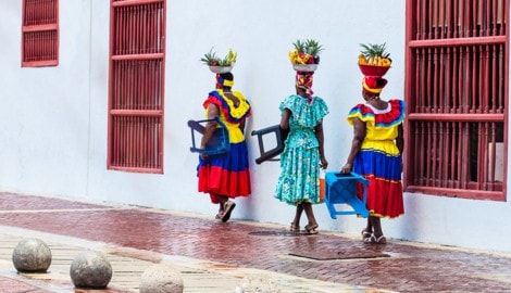 Frauen in Cartagena machen sich auf den Weg in die Altstadt. Für ein paar Pesos lassen sie sich ...