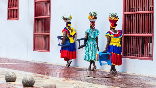 Frauen in Cartagena machen sich auf den Weg in die Altstadt. Für ein paar Pesos lassen sie sich ...