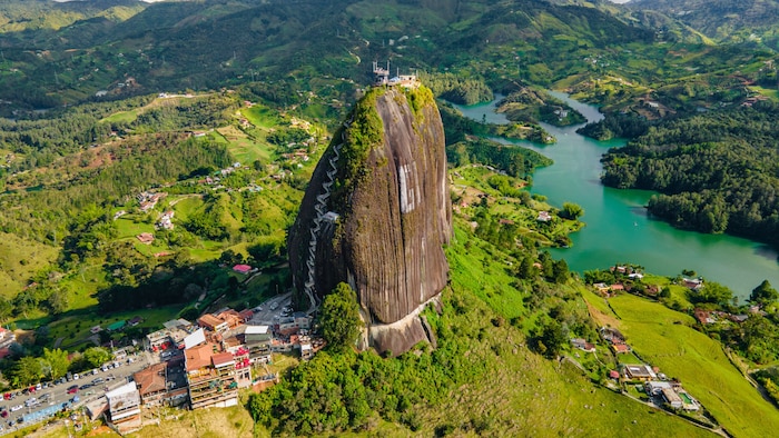 „Piedra del Peñol“ – der Fels von Guatape mit Aussicht auf die Seenlandschaft.