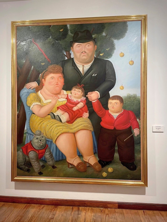 „Una familia“ (1989) von Fernando Botero zeigt eine seiner typischen Familienszenen – man findet ...