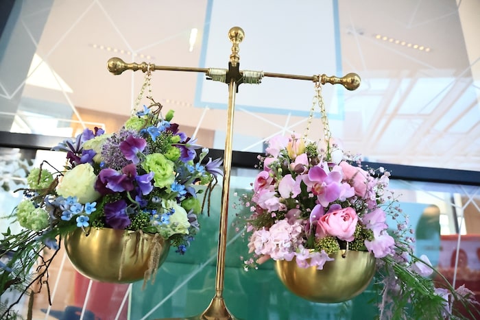 Gleichstellung zwischen Männern und Frauen, ausgedrückt durch Blumen