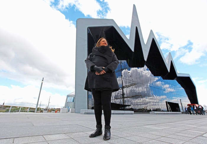 Zaha Hadid vor ihrem Riverside Museum in Glasgow