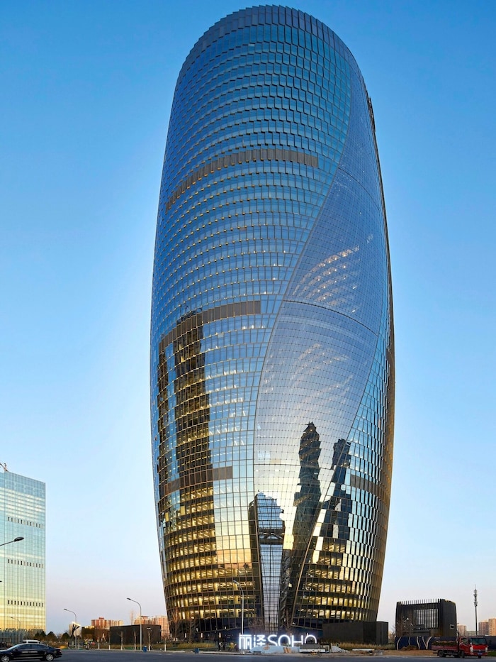 2019, nach Hadids Tod, wurde der 207 Meter hohe Leeza SOHO Tower in Peking eröffnet.