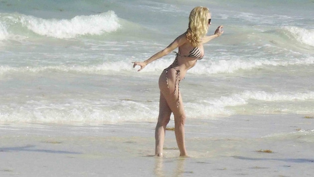 Die perfekte Bikini-Pose hat Heather Graham schon drauf. Auf den Auslöser drückte im ...