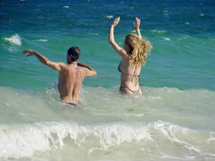 Heather Graham hat mit ihrem neuen Freund jede Menge Spaß in den Wellen.