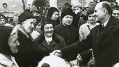 Im Wahlkampf am Halleiner Schöndorferplatz: Kanzler Josef Klaus (re.)