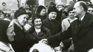 Im Wahlkampf am Halleiner Schöndorferplatz: Kanzler Josef Klaus (re.)