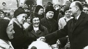 Im Wahlkampf am Halleiner Schöndorferplatz: Kanzler Josef Klaus (re.)