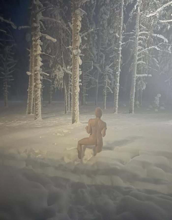 Handler hüpfte in ihrem „Geburtstagsanzug“ in den arktischen Schnee.