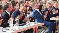 Burgenlands Landeshauptmann Hans Peter Doskozil (3. v. li., beim Sonderparteitag 2023) hat sich ...