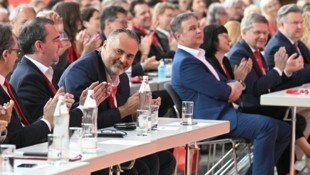 Burgenlands Landeshauptmann Hans Peter Doskozil (3. v. li., beim Sonderparteitag 2023) hat sich ...