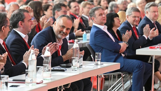 Burgenlands Landeshauptmann Hans Peter Doskozil (3. v. li., beim Sonderparteitag 2023) hat sich ...