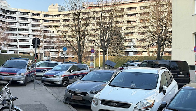 Ein Anwohner fotografierte den Polizeieinsatz vor dem Heinz-Nittel-Hof.