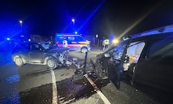Alkolenker kommt auf die Gegenfahrbahn und verursacht Frontal-Crash.