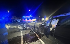 Alkolenker kommt auf die Gegenfahrbahn und verursacht Frontal-Crash.