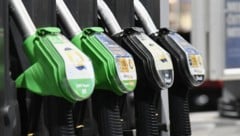 Wegen des Kriegs mit dem Iran schnellen bei uns die Spritpreise in die Höhe.