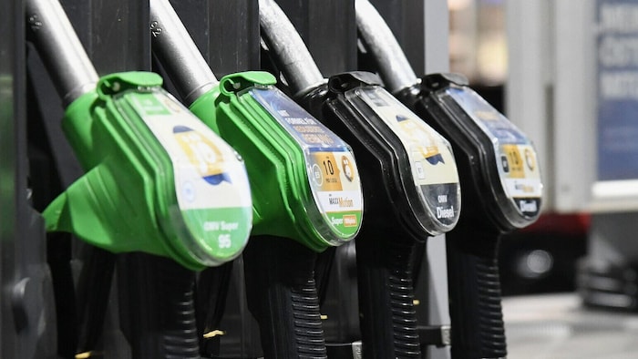 Wegen des Kriegs mit dem Iran schnellen bei uns die Spritpreise in die Höhe.