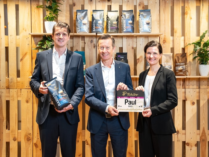 v.l.n.r.: Dominik Konrad (Geschäftsführer der VCM Group), Paul Unterluggauer (Tchibo Österreich ...