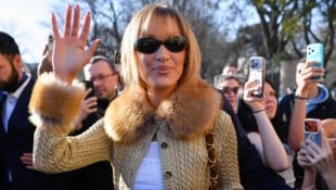 Bella Hadid zeigte sich mit neuer Frisur in Paris und macht den Bob zum neuen Trend im Frühling.