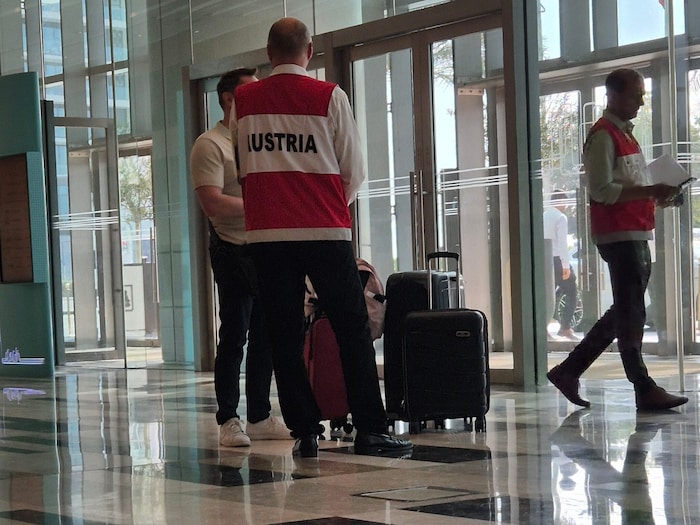 Botschaftsmitarbeiter mit rot-weiß-roten Westen organisierten den Buskonvoi.