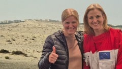 Für Andrea Koller (links) ging es 16 Stunden in die Wüste, in Wien-Schwechat traf sie ...