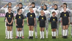 Irans Spielerinnen salutierten bei der Hymne.