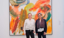 Kuratorin Brigitte Reutner-Doneus und Lentos-Chefin Hemma Schmutz (re.) vor einem Gemälde von ...