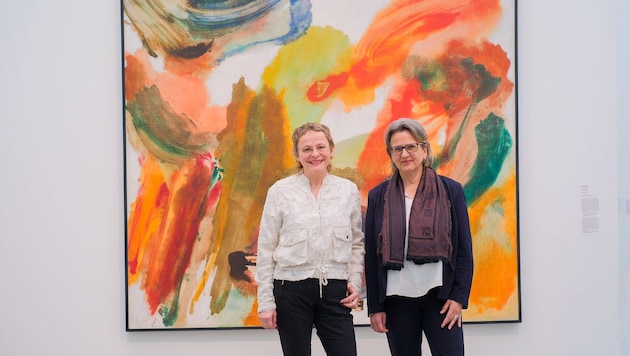 Kuratorin Brigitte Reutner-Doneus und Lentos-Chefin Hemma Schmutz (re.) vor einem Gemälde von ...