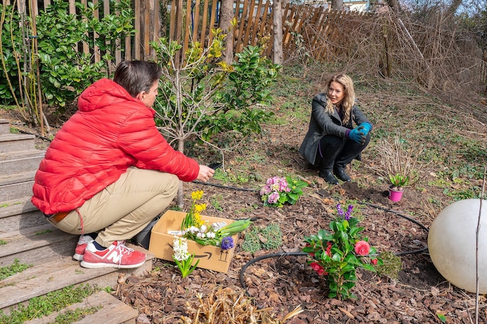 Die „Krone“ daheim im Garten bei Simone Lugner, die offen über alle etwaigen Angeboten und ihre ...