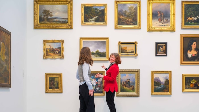 Gemälde aus dem Biedermeier in dichter, lebendiger „Petersburger Hängung“